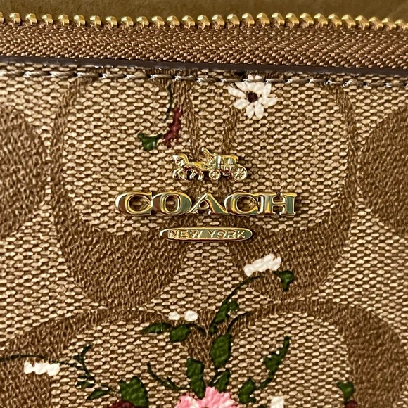 Coach NWOT Coach wallet long zip around floral wristlet - Picture 3 of 12